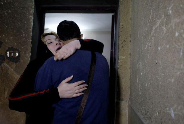 الصحفي الفلسطيني أمجد ياغي في حضن والدته نيفين زهير بعد لقائهما في بنها بمصر بعد فراق دام 20 عامًا. تصوير: محمد عبد الغني - رويترز
